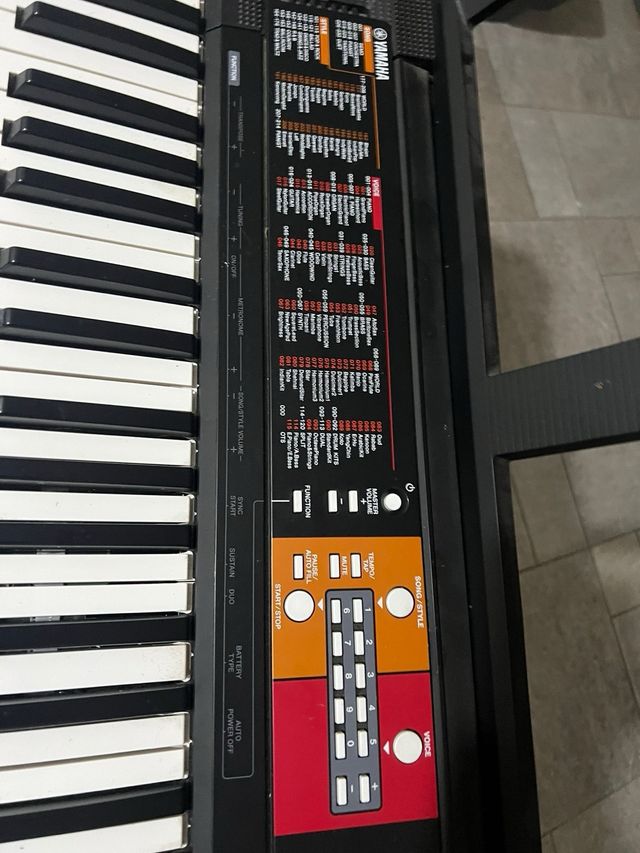 Tastiera Yamaha con supporto e sgabello