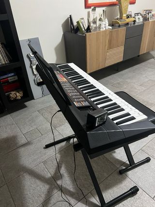 Tastiera Yamaha con supporto e sgabello