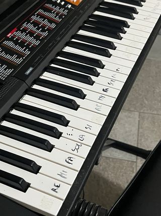 Tastiera Yamaha con supporto e sgabello