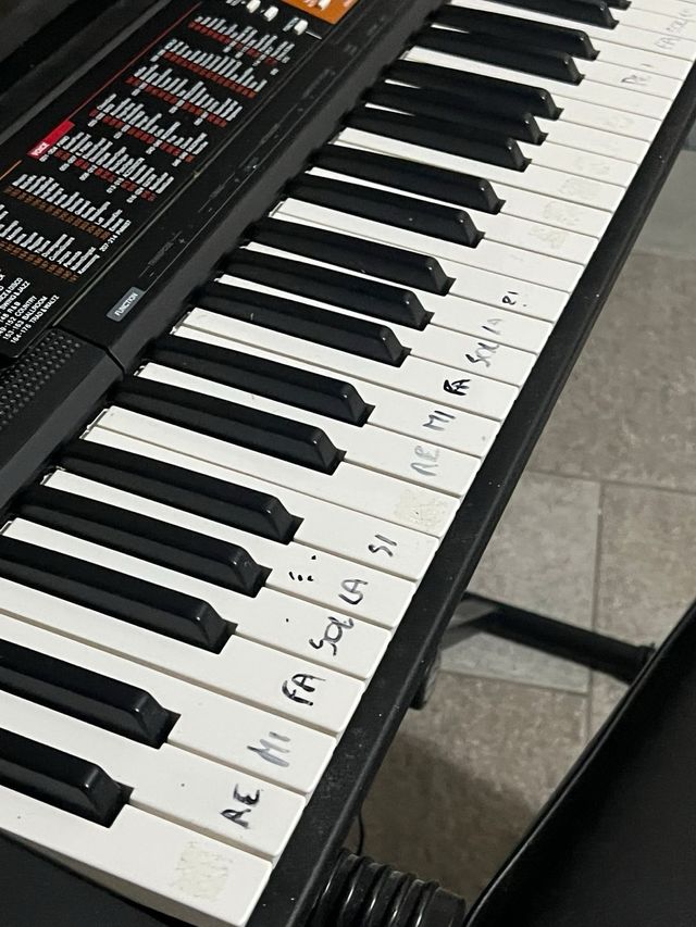 Tastiera Yamaha con supporto e sgabello