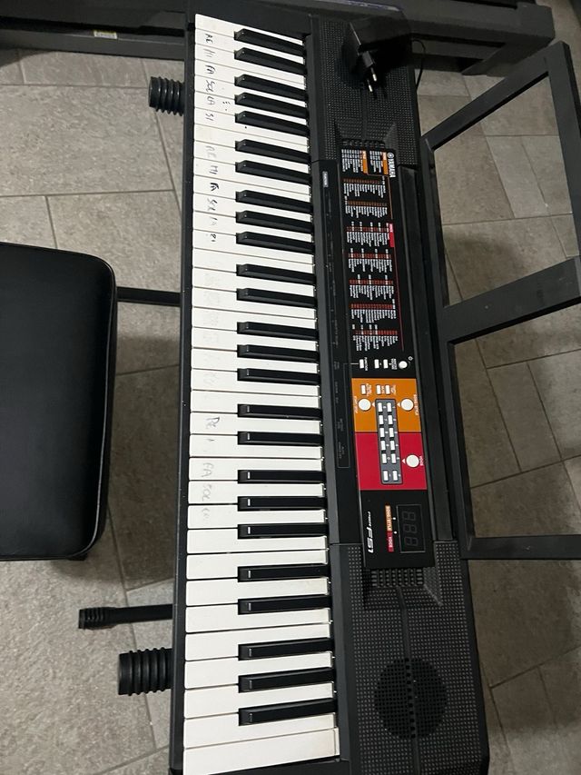 Tastiera Yamaha con supporto e sgabello