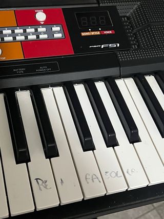 Tastiera Yamaha con supporto e sgabello