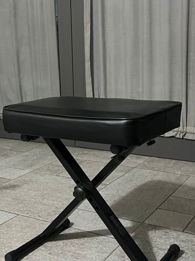 Tastiera Yamaha con supporto e sgabello