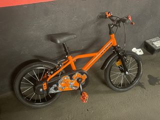 Bicicleta infantil naranja Decathlon.