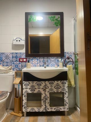 Mueble baño con lavabo y espejo