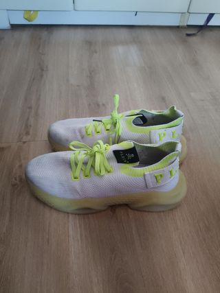 Zapatillas deportivas blancas y amarillas
