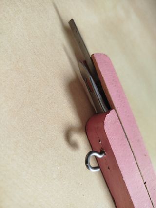 Herramienta antigua tejer alfombras