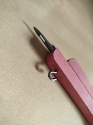 Herramienta antigua tejer alfombras