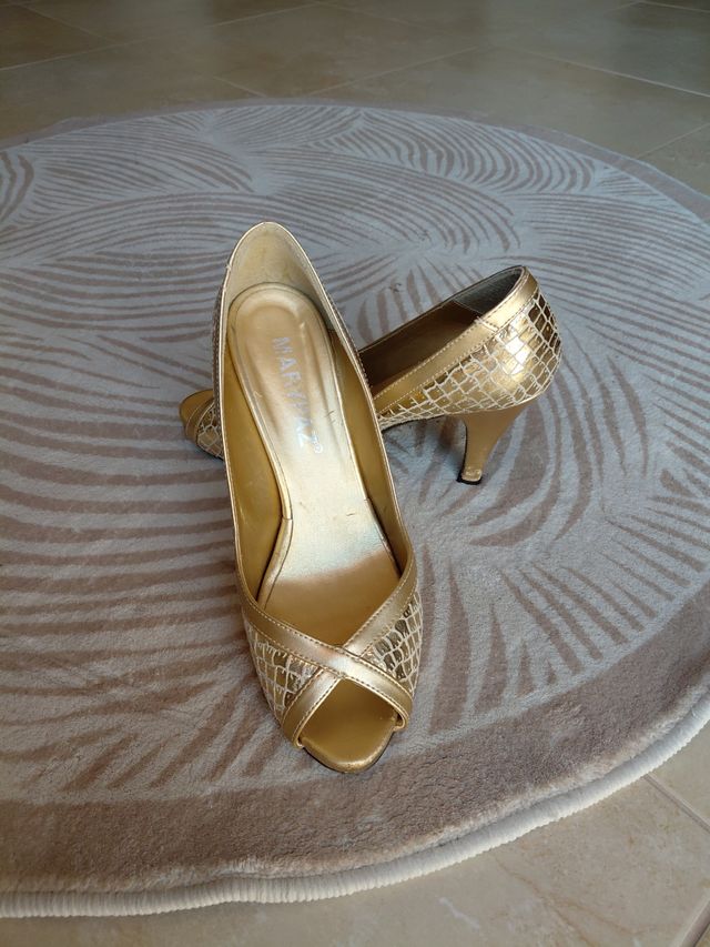 Zapatos de tacón dorados