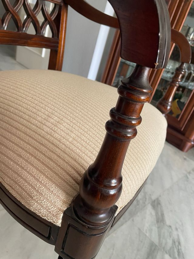 Sillón de madera clásico beige