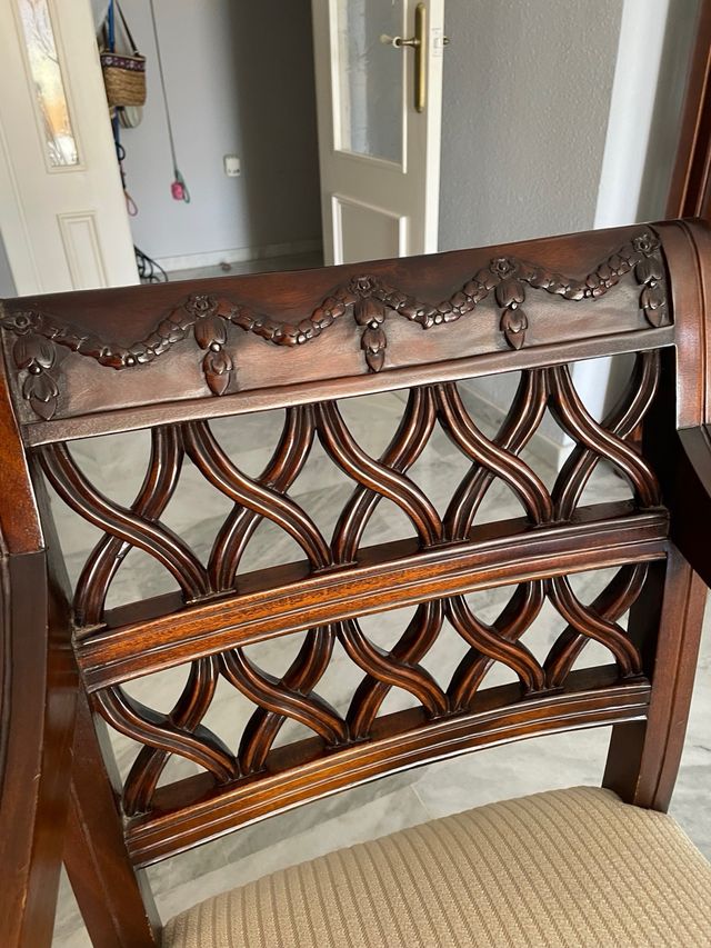 Sillón de madera clásico beige