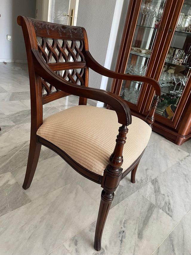 Sillón de madera clásico beige