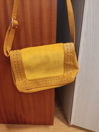 Bolso color mostaza con tachuelas y terciopelo 