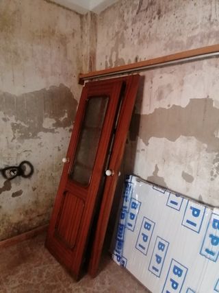 Puerta de madera con cristal