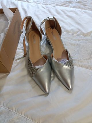 Zapatos de fiesta plateados y dorados
