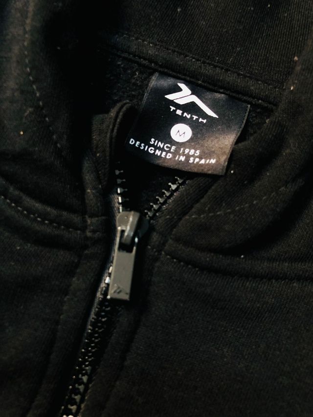 Sudadera con capucha negra