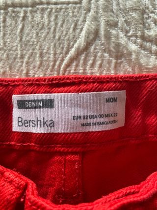 Pantalones vaqueros rojos Bershka, modelo Mom