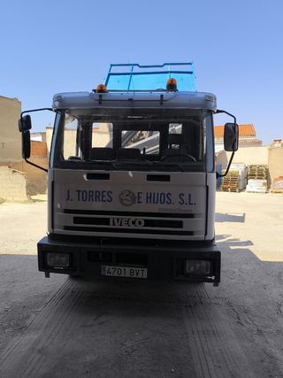 Camión Iveco 130/18 con grúa