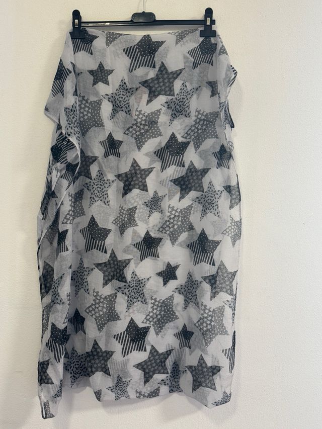 Foulard con stampa stelle bianco nero