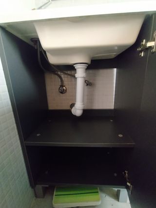 Lavabo de baño de cerámica blanco con mueble 