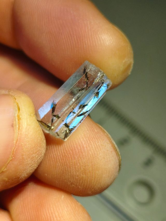 Aguamarina con inclusiones de turmalina