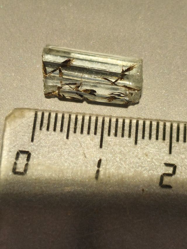 Aguamarina con inclusiones de turmalina