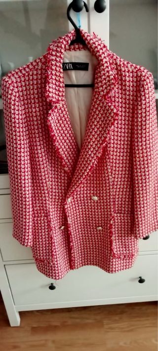 Americana ZARA bouclé tipo Chanel