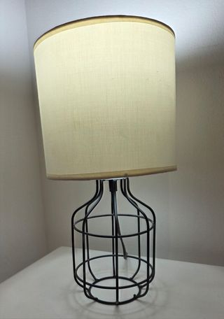 Lámpara de mesa moderna beige y negra