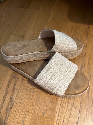 Sandalias de plataforma beige y blancas