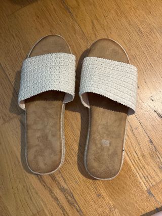 Sandalias de plataforma beige y blancas