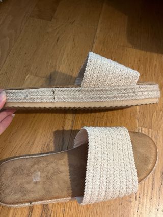 Sandalias de plataforma beige y blancas