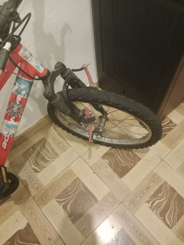 Bicicleta infantil roja