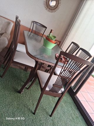 Mesa de comedor con 4 sillas de madera
