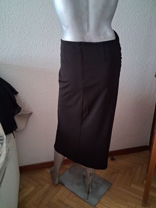Falda negra con abertura