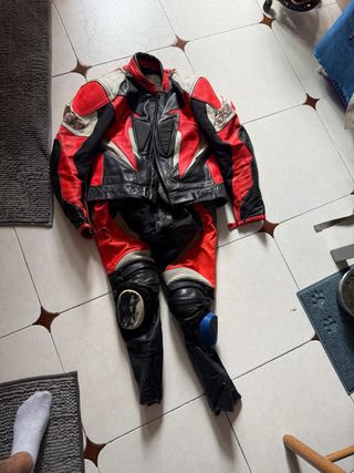 Mono de moto cuero rojo y negro