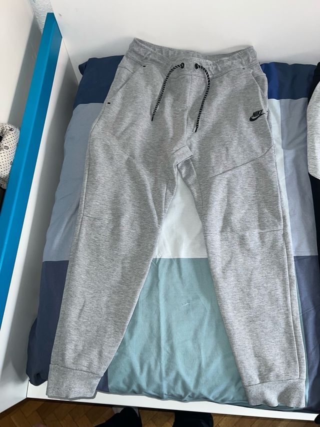 Pantalón Nike Tech Gris