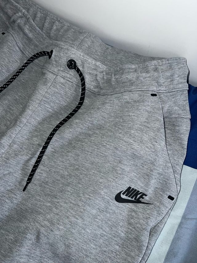 Pantalón Nike Tech Gris