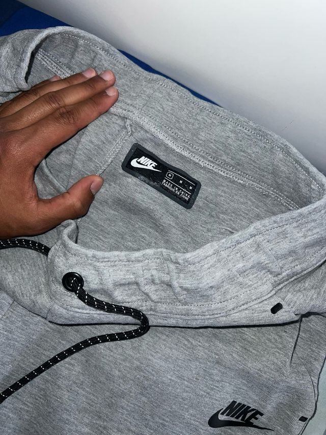 Pantalón Nike Tech Gris