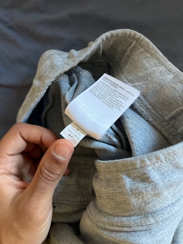 Pantalón Nike Tech Gris