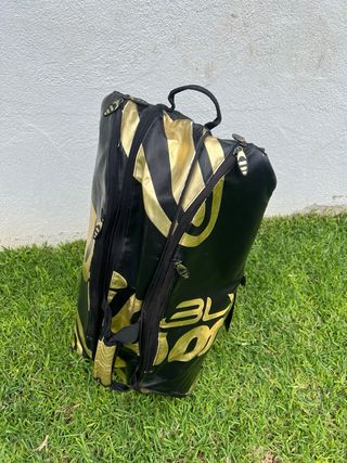 Bolsa de tenis Wilson negra y dorada