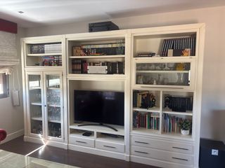 Librería blanca madera y cristal