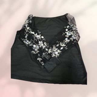 Camiseta negra con mangas de encaje