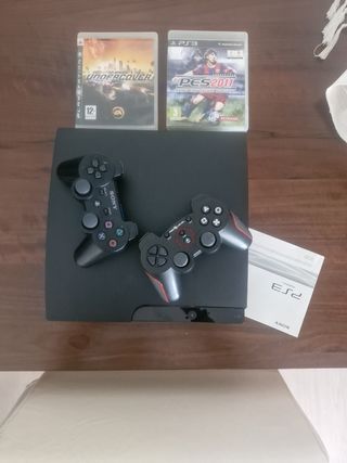 Consola PS3 con 2 mandos y 2 juegos