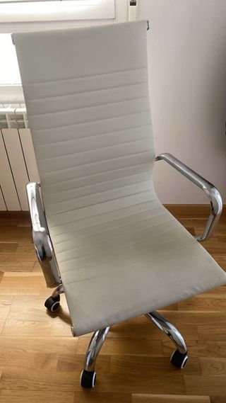 Silla de oficina blanca con detalles plateados