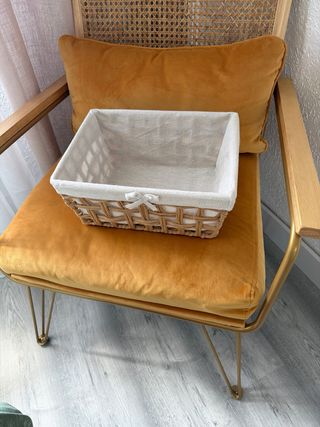 Dos cestas de mimbre y tela