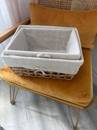 Dos cestas de mimbre y tela