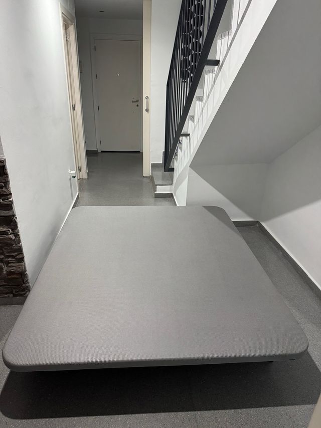 Base tapizada gris con 6 patas - 150x180cm