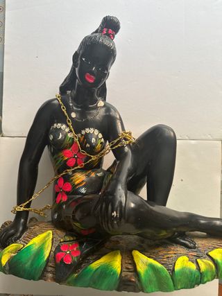 Figura mujer negra escayola