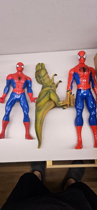 2 Figuras Spiderman y Dinosaurio
Todo el lote 13€.