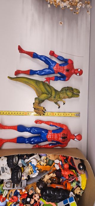 2 Figuras Spiderman y Dinosaurio
Todo el lote 13€.